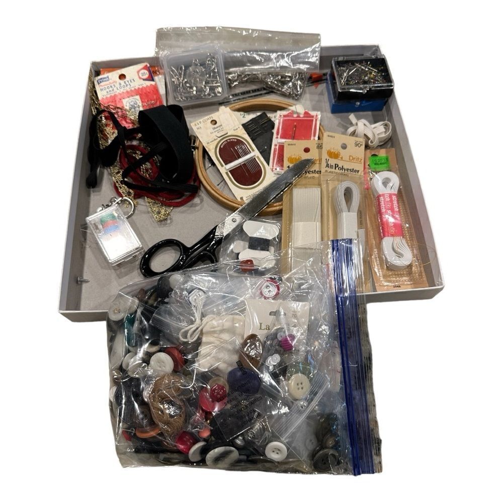 Sewing bundle over 100 items.Needles crochet hooks elastic lot grannycore estate - Picture 8 of 11